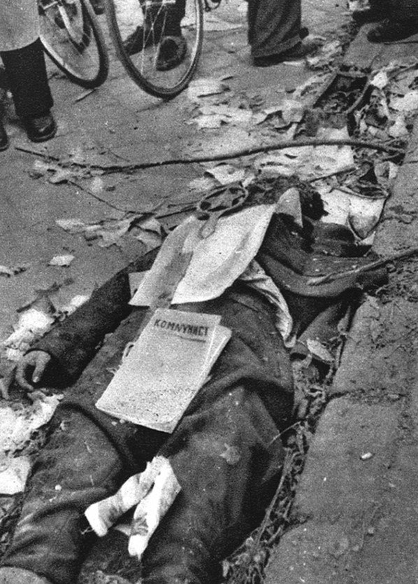 Umučinému policistovi hodili na hruď komunistické noviny