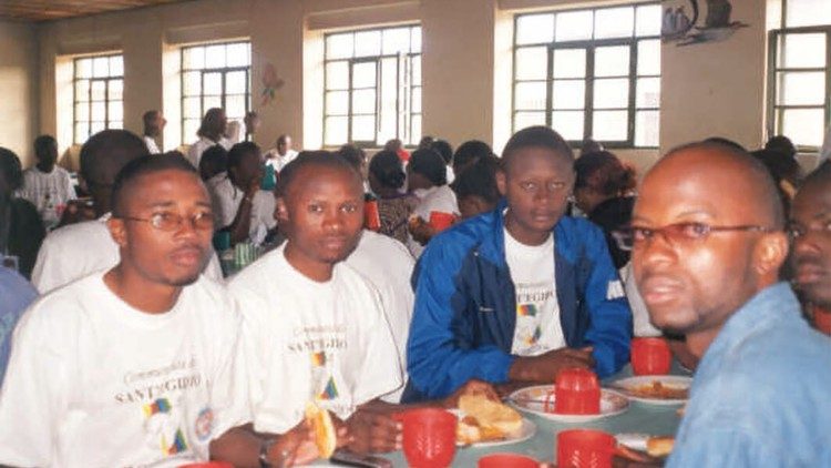 Zcela v pravo je balhoslavený Floribert Bwana Chui  za svého života při obědě v komunitě Sant´Egidio 
